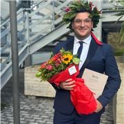 ingegnere elettronico impartisce lezioni di fisica 2